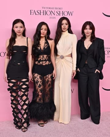 大胆ドレスに注目！TWICE、世界的ランジェリーブランド「Victoria's Secret」ファッションショーで美貌発散