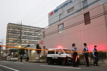 母はどんなにつらいか…女性2人死亡、無施錠の個室で切られる　各部屋、出入り口を施錠していた老人ホーム…ナイフを持つ人、廊下を歩く　容疑の22歳逮捕、元職員で今は無職　遺族「悲しみをこらえられない」