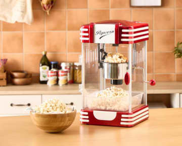 気分は映画館の売店 レトロデザインのポップコーンメーカー 簡単操作で手間いらずなのも魅力