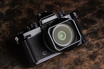 「NIKKOR Z 40mm f/2（SE）」にデザインを合わせた角型フード