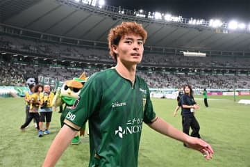 4万円超も即完売「もう売り切れ」　J1×人気ブランド…モデル選手が「イケメンすぎ」