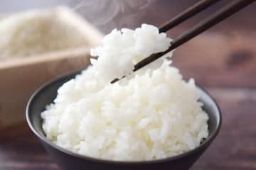 新米じゃなくても炊きあがりをワンランクアップ！出張料理人が炊飯器に入れているものは？
