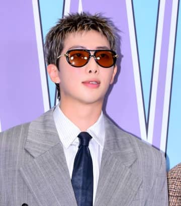 Vは大胆な胸元おはだけで色気全開！やんちゃRM、フェミニンJ-HOPEと“連結ハート”披露【独自写真】