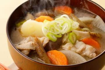 料理研究家リュウジ『塩豚汁』の作り方を公開！味噌不使用で「お肉ほろほろ」…ヘビロテ間違いなしの絶品スープに主婦も大絶賛「塩麴で味が決まるなんて」「新しいレシピマジで嬉しい」