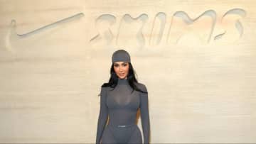キム・カーダシアン、「フェイクの陰毛」付きＴバック発表　下着ブランド「スキムズ」の新作