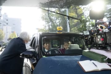 木村拓哉、颯爽とした運転で一発OK！倍賞千恵子と山田洋次監督の熱いハグも『TOKYOタクシー』メイキング写真&現場レポート