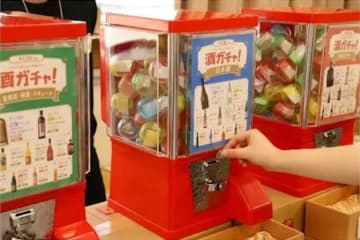 成田空港に酒ガチャ体験ポップアップ、10月27日までの期間限定出店