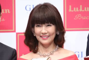 松本伊代が推し活の様子を公開。ペンライトを手に早見優とライブ参加