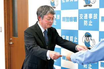 必死にATMを操作する女性…不審に思った男性、声掛けるも信用されず　女性方を訪れ家族を説得、詐欺被害防ぐ　感謝された男性、じつは中学教諭　生徒に「困っている人いたら手を差し伸べられる人になって」