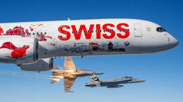 SWISSのA350初号機、F/A-18戦闘機と編隊飛行！ 名前は「ローザンヌ」に決定
