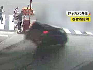防犯カメラに猛スピードの車映る…横断歩道の歩行者に71歳男運転の車が突っ込み49歳女性が死亡