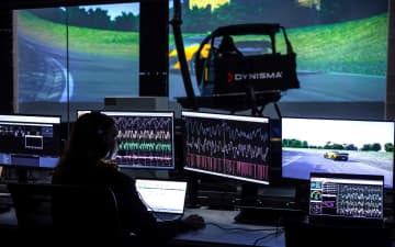 マクラーレン、高性能シミュレータ「Dynisma Motion Generator」導入 最新モデル「W1」の開発に活用
