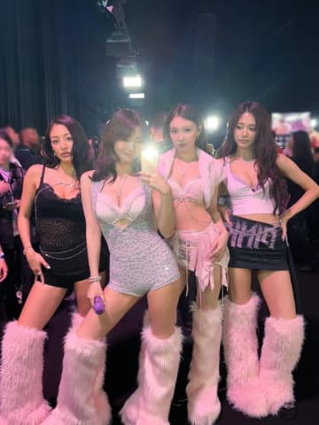 TWICE「ヴィクトリアズ・シークレット」のショーにセクシーな衣装で登場！4人での初パフォーマンスが話題