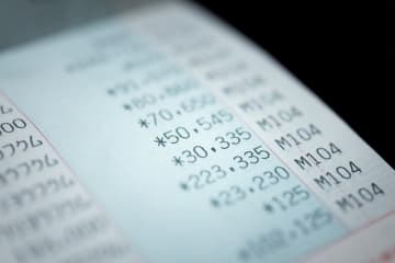 今すぐ「通帳」の確認を！年金が“5000円以上”も減っている可能性が!? 10月支給分から年金受給額が減るケースとは？