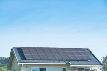 昨年末に「太陽光パネル」を“200万円”かけて取り付け！ ひと夏でいくら稼げた？ 結局何年で「元が取れる」のでしょうか？