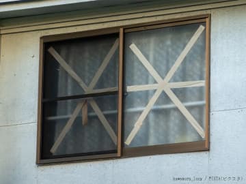 窓ガラスに『テープを米印に貼る効果』はある？ない？　ガラス施工会社が回答【台風対策】