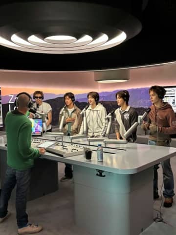 “BTS・TXTの弟分”CORTIS、テイラー・スウィフトも出演した米人気ラジオ番組に登場！デビューAL秘話を明かす