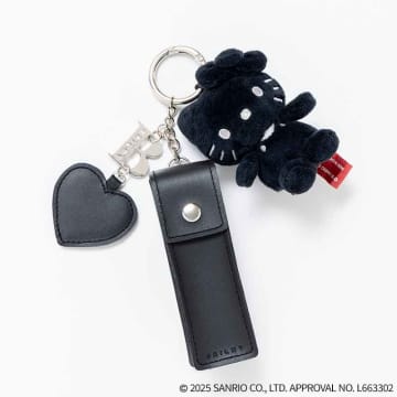 セブン限定、黒いハローキティの「リップチャーム」発売。ハートミラー付き