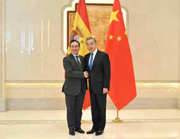 王毅氏、スペイン外相と会談