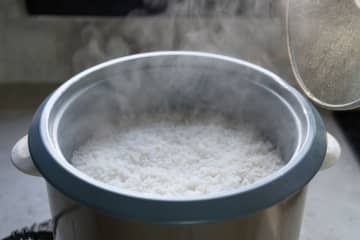 高齢の母は、「温め直すのが面倒だから」と一度炊いたご飯を炊飯器の中で1日中保温にしています。電気代はそんなにかからないのですか？