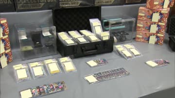 不正入手したクレジットカード情報で“高額トレカ”大量購入か　24歳男を逮捕　被害額は5000万円…自宅などからカード数千枚を押収