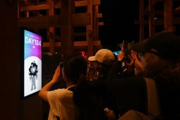 大阪の街は「万博ロス」…閉幕日は１日限定ミャクミャク壁紙に人だかり