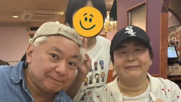 鈴木おさむ 結婚23周年記念日に家族3人でサイゼ爆食い！妻・大島美幸が思い出のサラダを頬張るショットに「食いっぷりが最高！！」