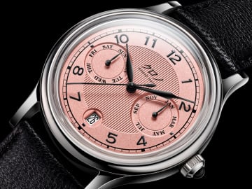 赤い落ち葉から着想したカラーが美しい トリプルカレンダーをエレガントに刷新した新作ウオッチが登場