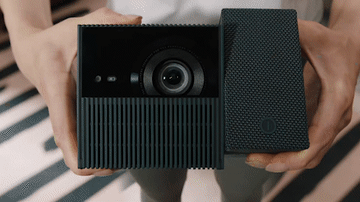 どこでも瞬時にベストアングル！ クルッとひねるキューブ型プロジェクター「TCL PlayCube」