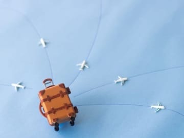 投資信託よりも人気！「年に5回以上旅行に行く人」が好む金融商品は？