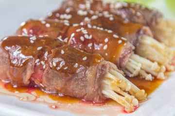 伝説の家政婦・タサン志麻直伝『肉巻き』のアレンジ方法を伝授！『厚揚げ＆きのこ』を豚薄切り肉で巻くとまさかの絶品に…ベテラン主婦も大注目「リーズナブルでいいですね！」「お弁当にピッタリ」