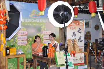 農村ECから伝統劇配信まで　中国女性、デジタル時代の新たな担い手に