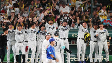 ベンチとファンも総立ち　阪神・森下翔太のサヨナラホームランで日本Sへ王手　4番・佐藤輝明が同点適時打　8回無死2・3塁を無失点で流れ呼び込む