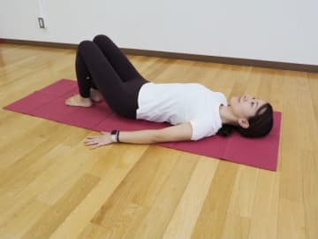 たった10回で腸が目覚める！お腹スッキリ「仰向けのひざ倒し」