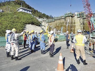 日建連東北電力工事委／川内沢ダム本体工事を見学／安全、品質管理状況を確認