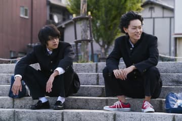 菅田将暉 × 池松壮亮のＷ主演！ 何も起きないけど心地良い、高校生2人の河原で過ごす青春