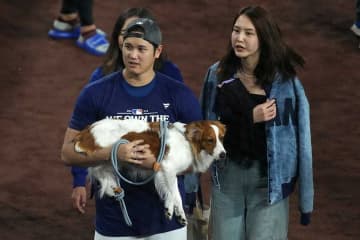 真美子さん、夫・大谷翔平の大一番を観戦　“夫人会”メンバーと笑顔…勝てばWS進出へ王手