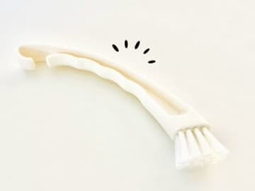 【セリア】こんなに汚れていたなんて…！〈専用ブラシ〉で洗ってみたら、新品みたいになっちゃった♪