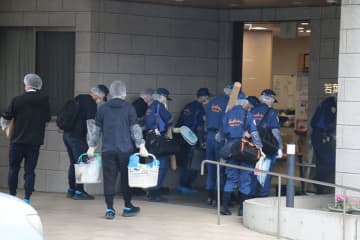 びっくりした…女性2人死亡、1人は窒息と判明　襲った疑いの22歳「4桁の番号で施設に入った」　どの出入り口も同じ暗証番号、22歳が退職後も変更なし　事前にナイフ準備「2人に恨みはない」