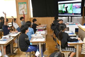歴史館、展示解説ライブ配信　水戸の小学校授業　教室から鑑賞　茨城