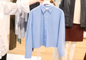 ユニクロさん待ってました！着るだけで今っぽいバランスに♡大人気のコラボシャツが再登場