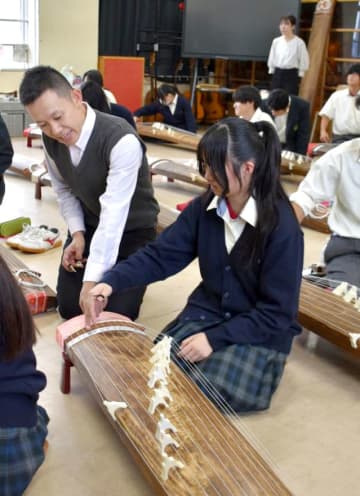 潮来高生、箏知識学び演奏挑戦　20日まで講習会　茨城