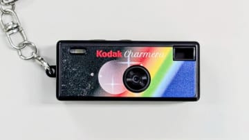 手のひらに収まるサプライズカメラ「Kodak Charmera」の小ささ×ランダム性×レトロ質感