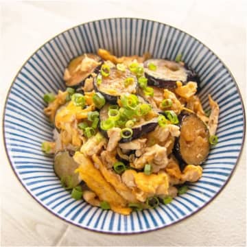 【なす1本でこんなにうまい？】「甘辛だれが絡んだ瞬間、勝ち確」10分でできる絶品丼レシピ