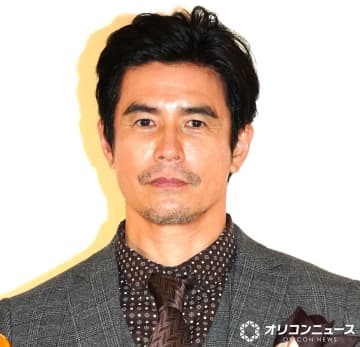 伊藤英明、ウィスキーで乾杯　秋の装いで落ち着いた大人の色気漂わせる