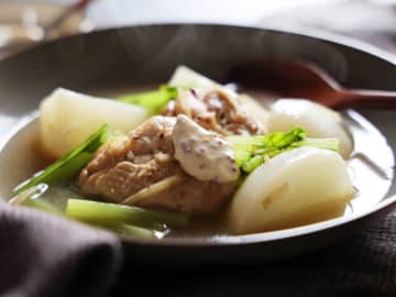 「お肉がしっとりほろほろ！」「味変できるの新鮮！」鶏とかぶのポトフのレシピ