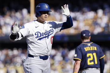 ドジャース３連勝、２年連続WS進出に王手！ 大谷翔平は初回先頭打者三塁打で先制点演出、９回は佐々木朗希が３セーブ締め