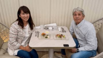 元巨人“イケメン”野球選手の愛妻家ぶりに反響　誕生日祝うケーキ囲む姿に「素敵なご夫婦で憧れます」「羨ましいです」