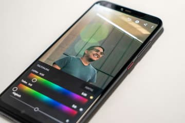 Googleフォトに「顔リタッチ」機能が追加？ ニキビを消したりできるかも