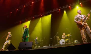 カーディガンズ、12年ぶりの来日公演レポート：現在進行形のバンドと期待を裏切らない選曲